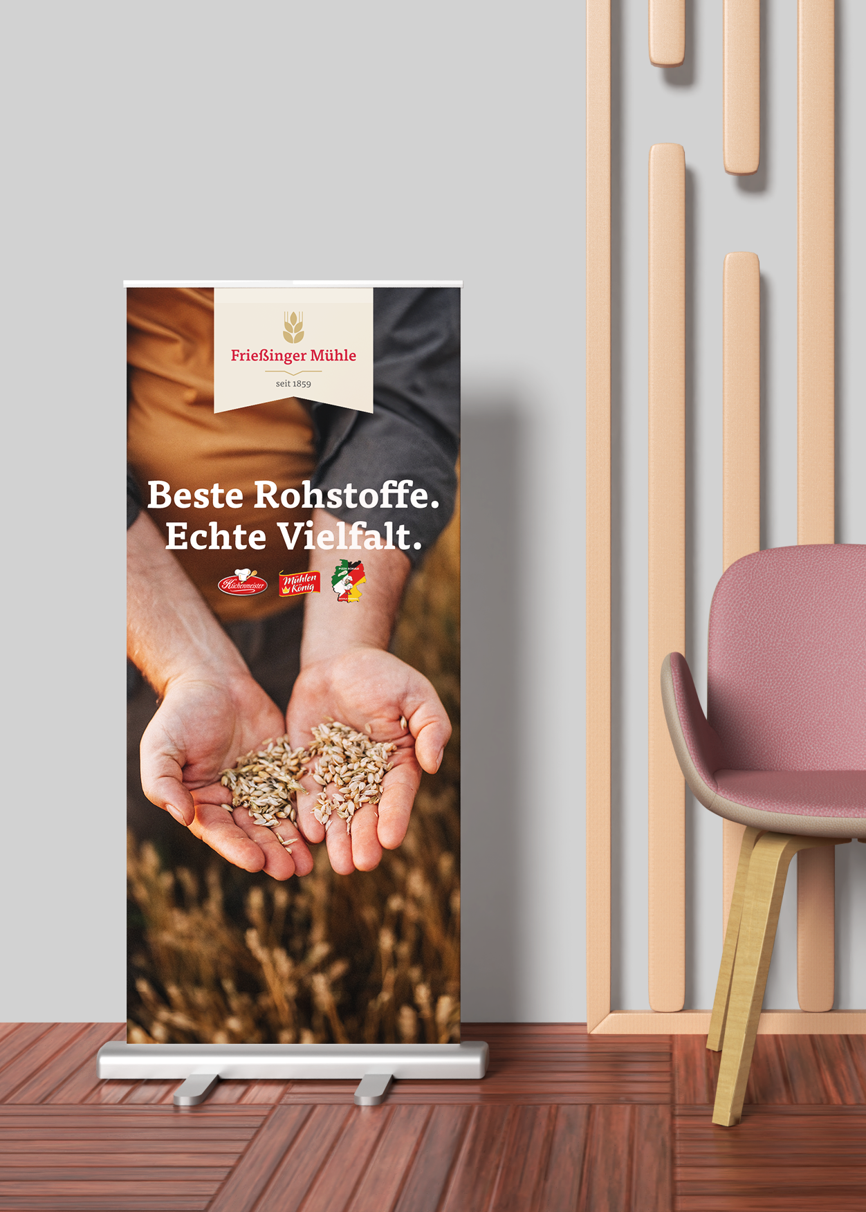 Rollup mit "Beste Rohstoffe. Echte Vielfalt". In zwei Händen wird Weizen präsentiert