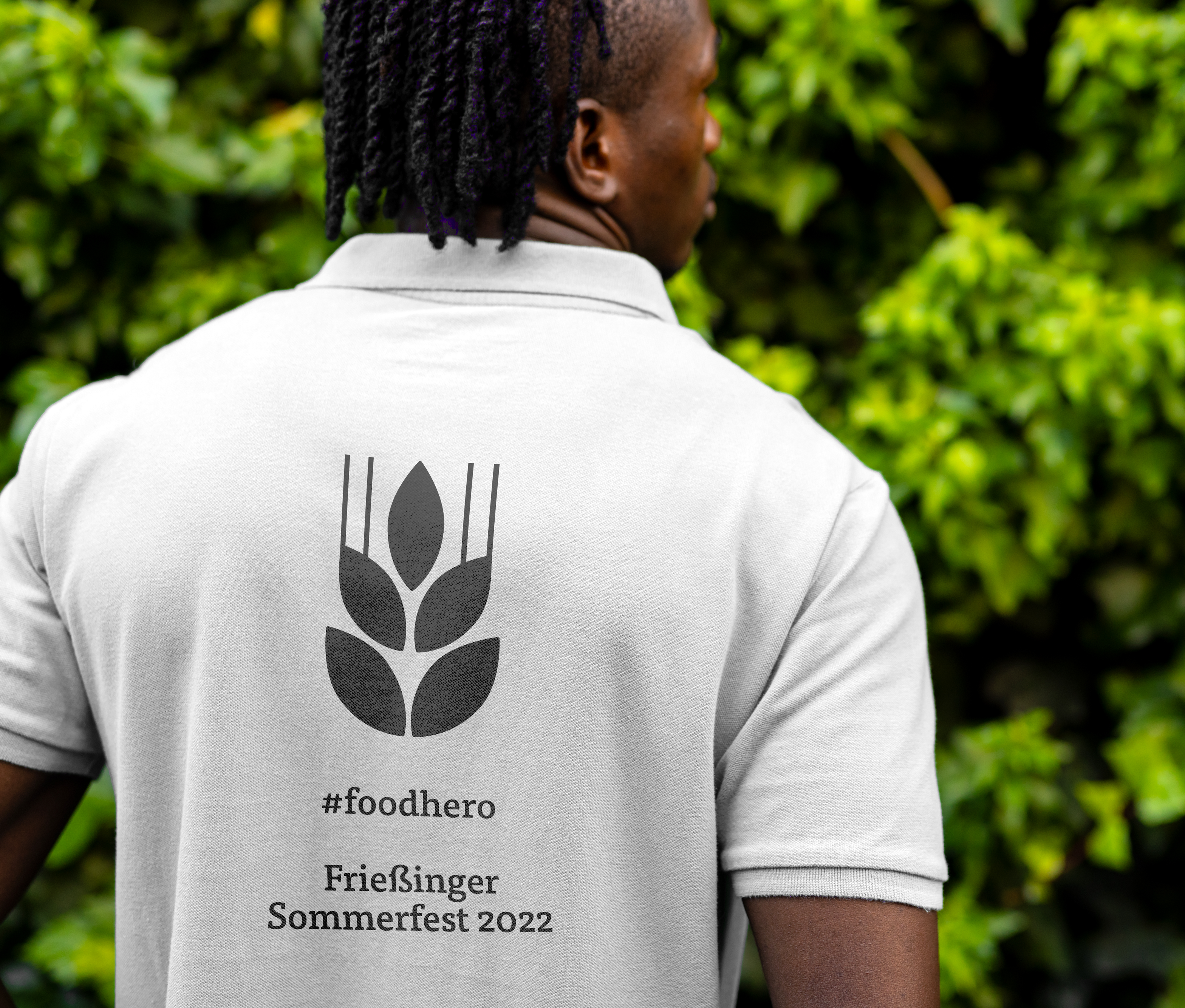 Weißes Poloshirt mit schwarzem Frießinger Logo
