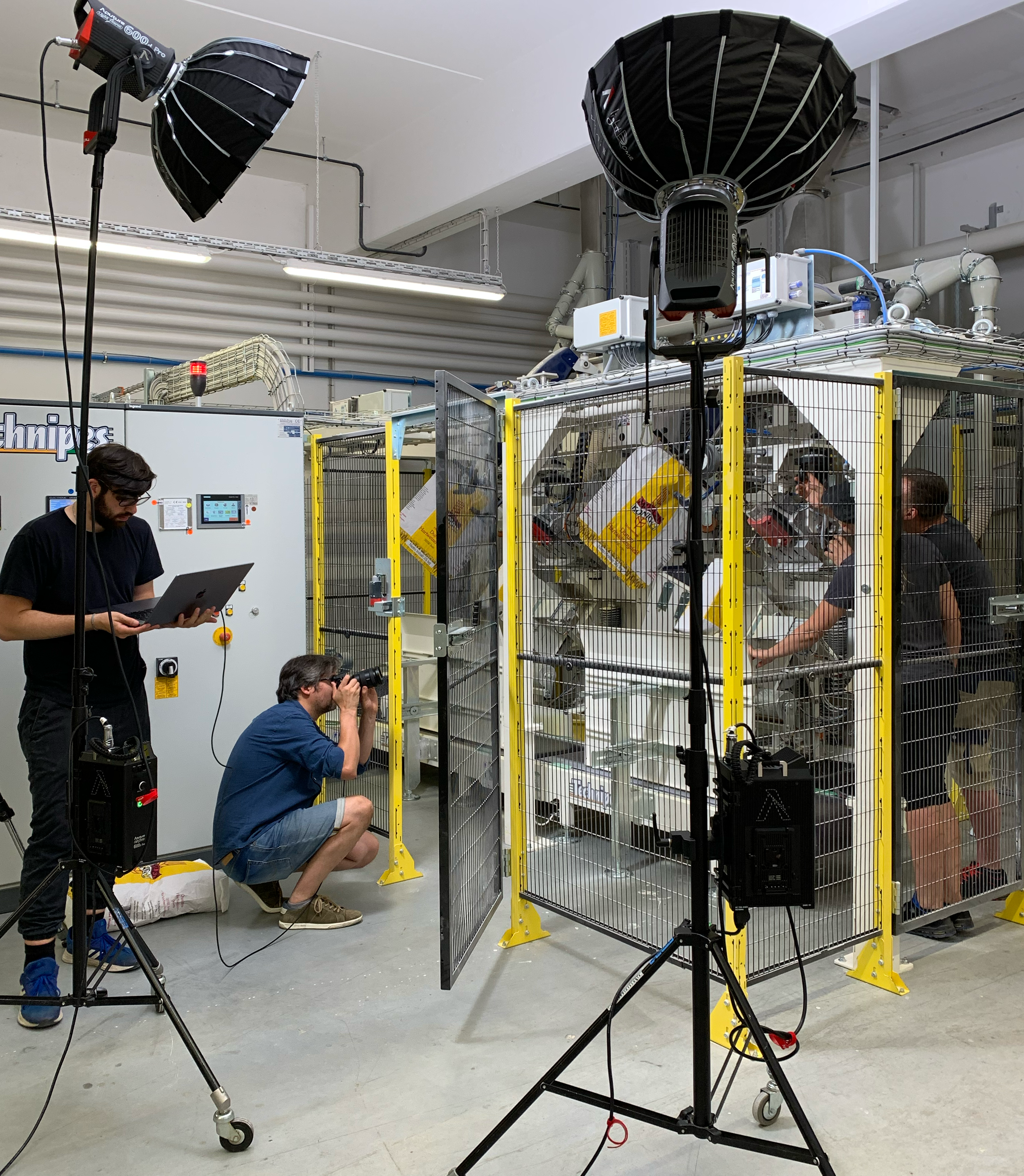 Foto-Shooting an einer Maschine mit einem Kamerateam, Beleuchtung etc.