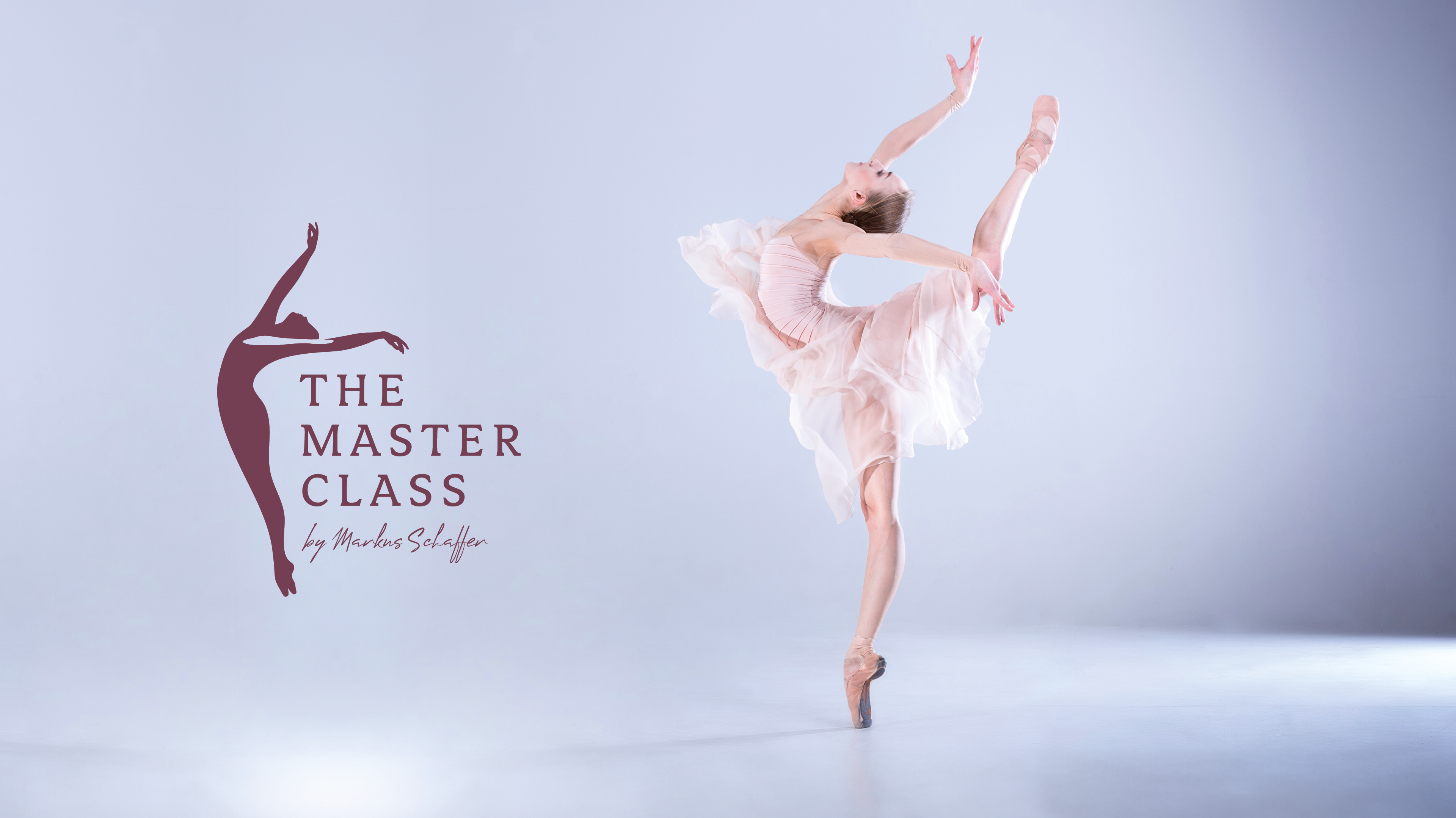Eine Balletttänzerin in einem weißen Raum in einer anspruchsvollen Pose, einbeinig beide Arme wie Flügel ausgebreitet und das andere Bein in die Höhe gestreckt.