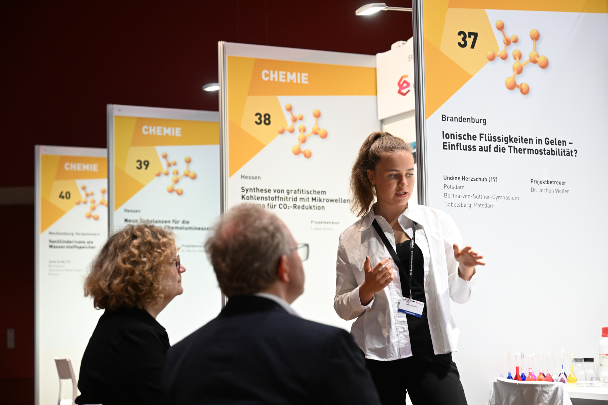 Eine Ausstellende präsentiert ihr Projekt aus dem Bereich Chemie