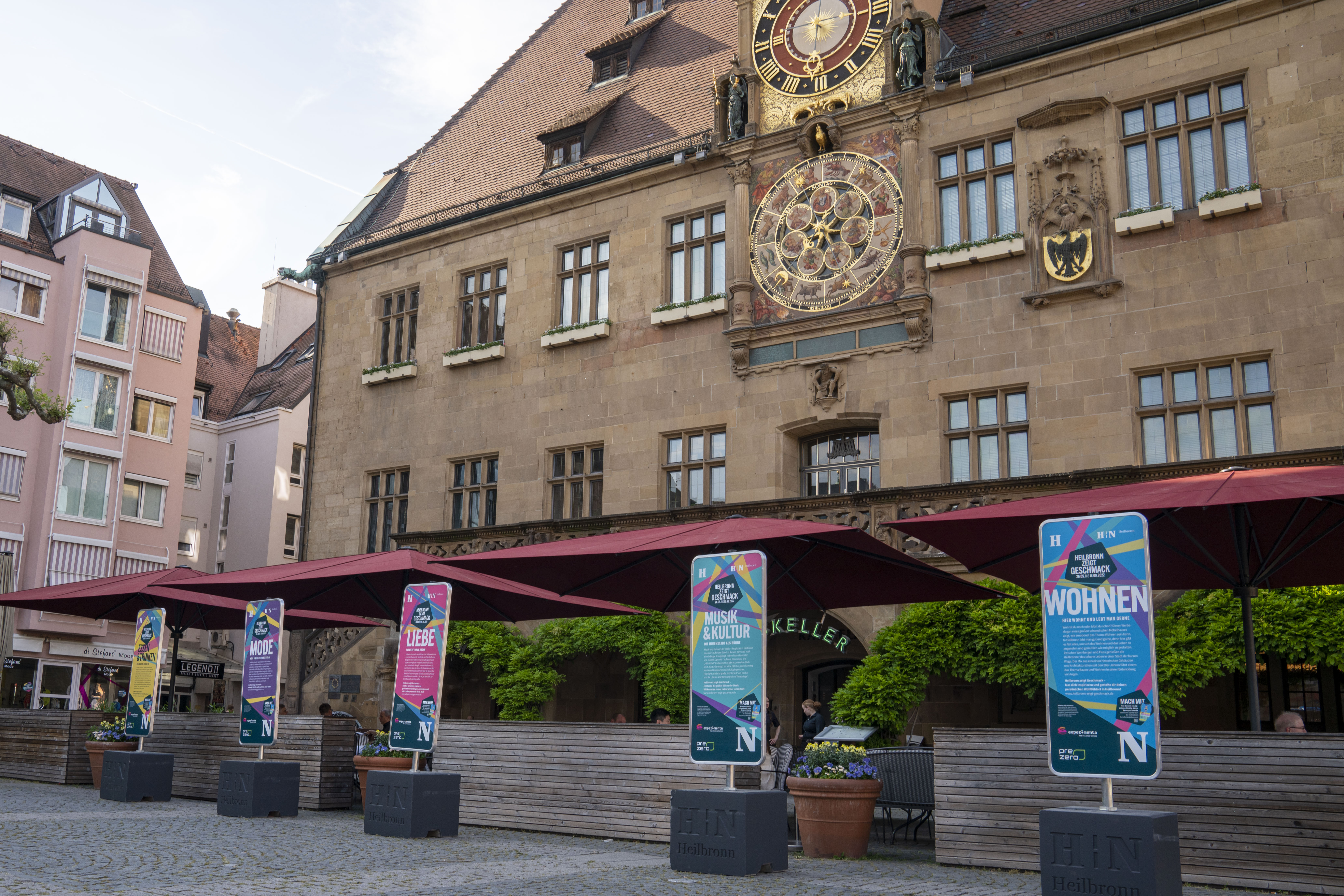 Infostelen vor dem Rathaus