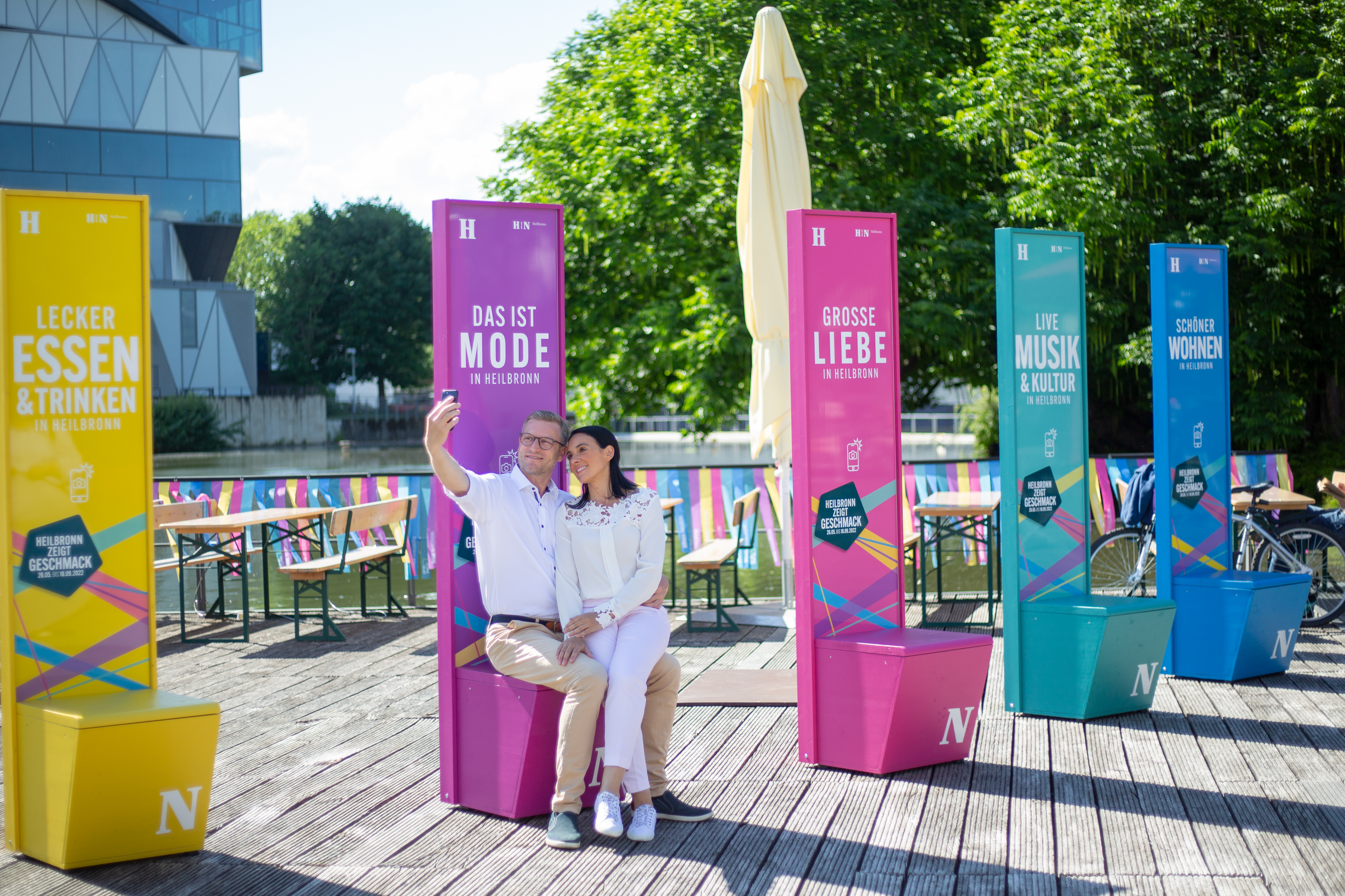 Bunte Stühle gegenüber der Experimenta